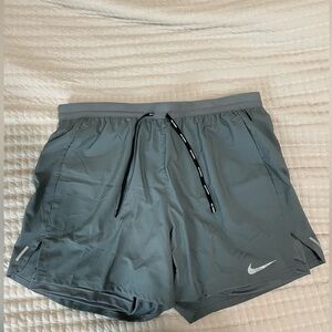Men’s Nike 2-in-1 Running Shorts / Gray / Large